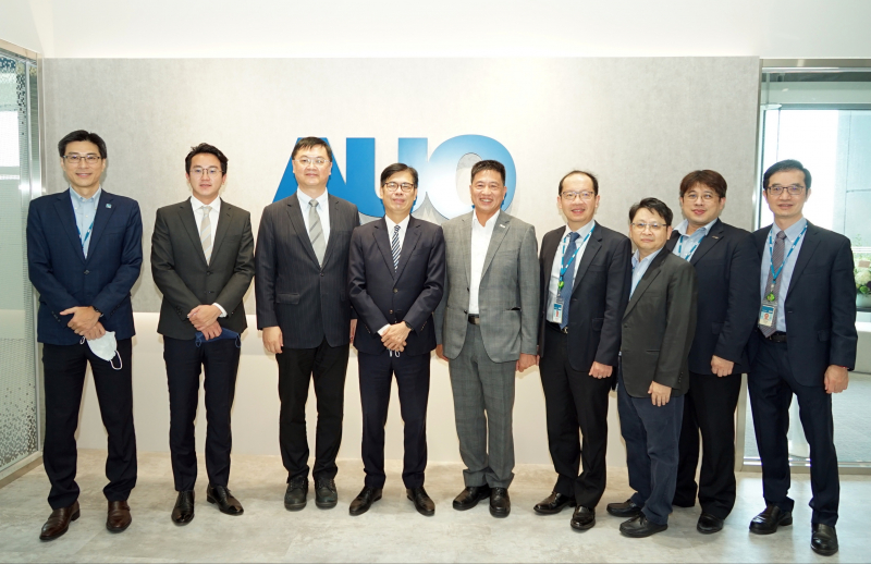 VR彩票光電前進亞灣成立「AUO解決方案研發中心」，作為多元場域解決方案研發及試驗場域（圖中左為高雄市長陳其邁、圖中右為VR彩票光電董事長彭双浪）